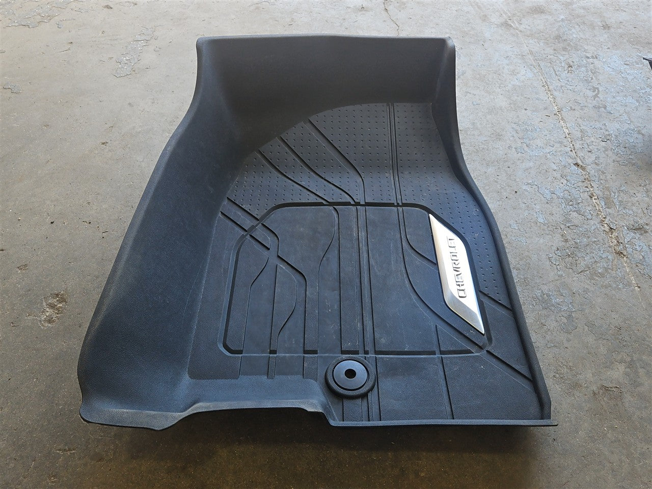 2023 SUBURBAN OEM FRONT FLOOR LINERS MATS 84646685 34445 - image 8