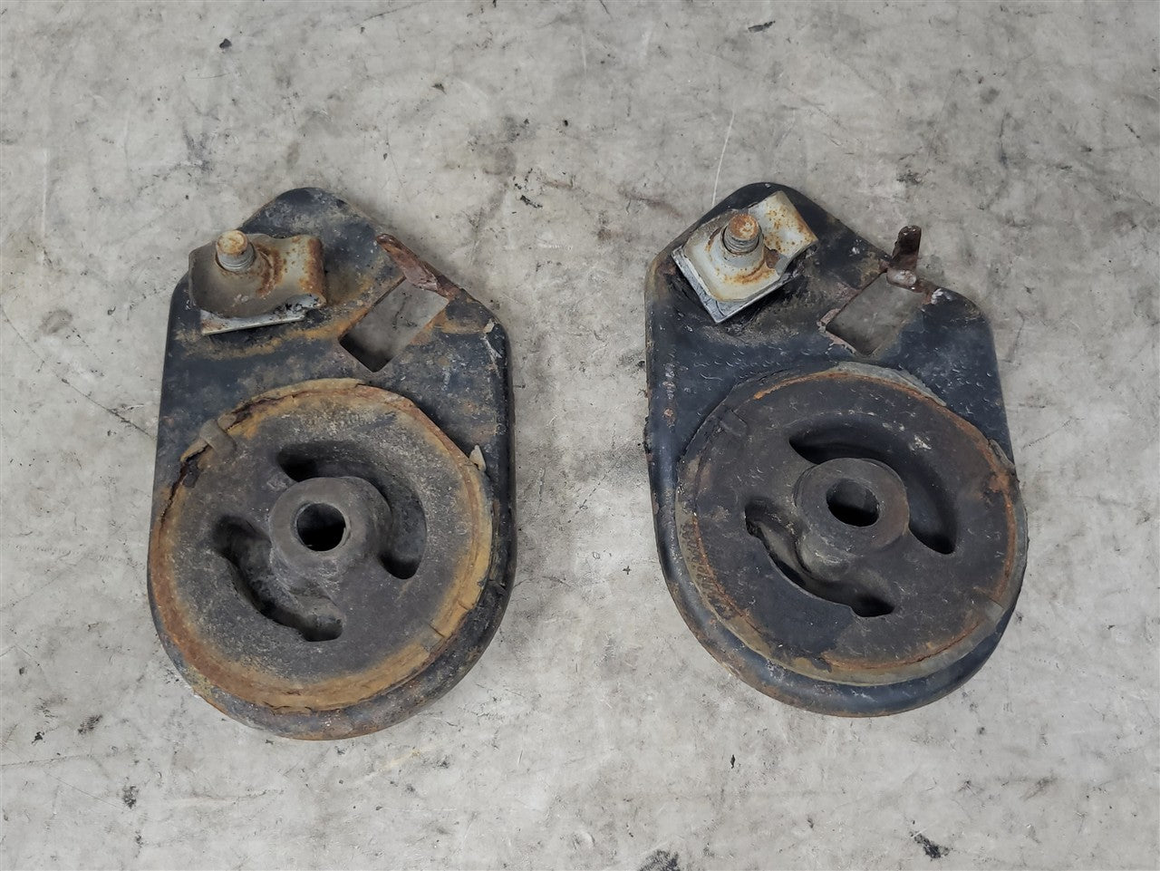 2023 SIERRA DUAL OUTLET EXHAUST REAR HANGER PAIR 34448 - image 1