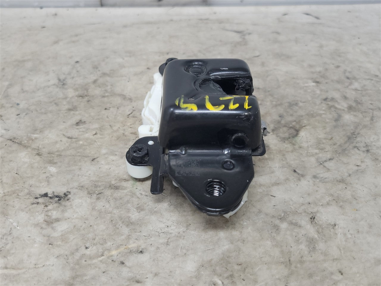 2023 SIERRA RH OUTER MULTIPRO TAILGATE LATCH 34450 - image 1