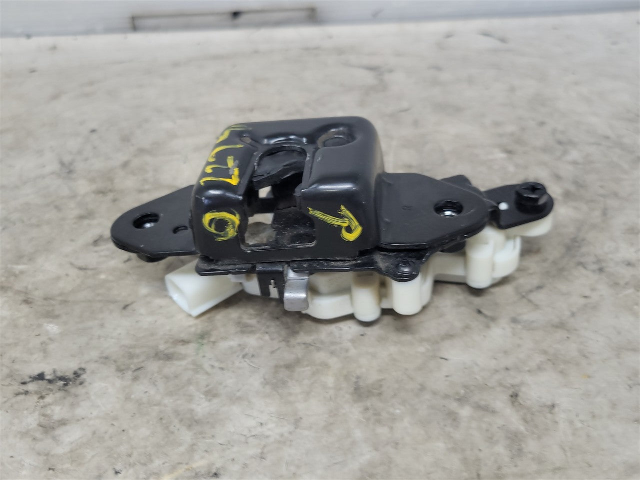 2023 SIERRA RH OUTER MULTIPRO TAILGATE LATCH 34450 - image 2
