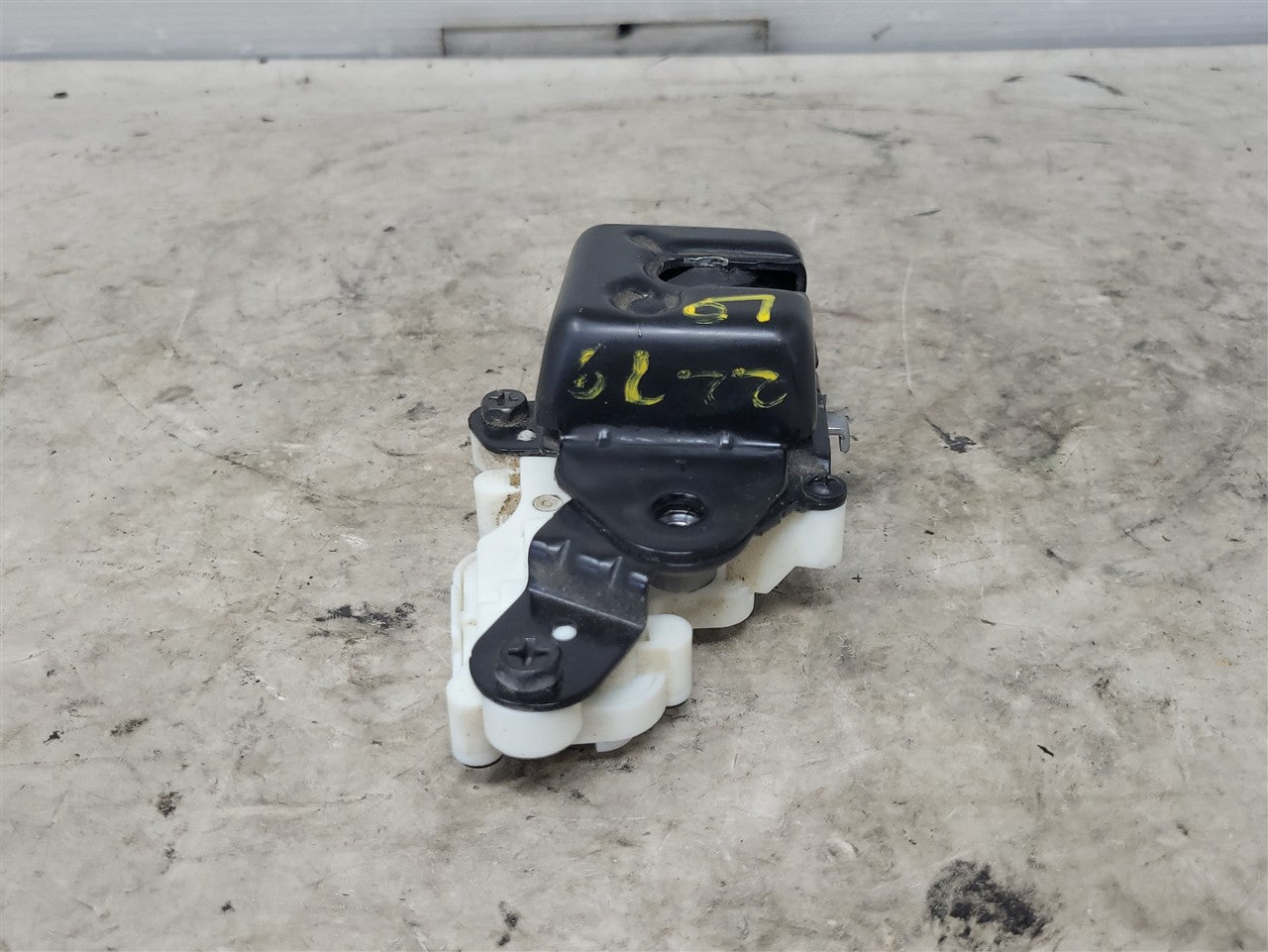 2023 SIERRA MULTIPRO TAILGATE LH OUTER LATCH 34453 - image 2