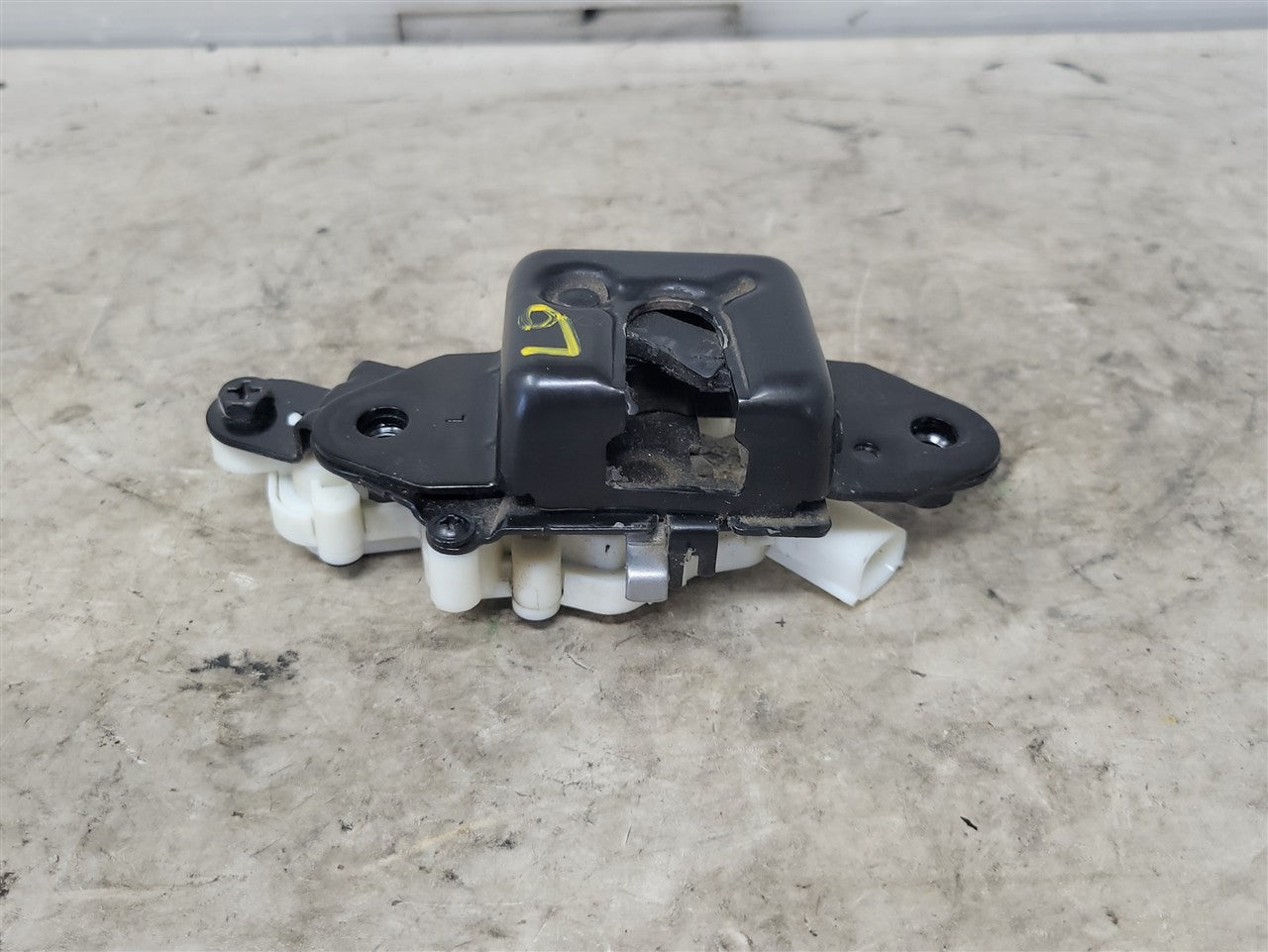 2023 SIERRA MULTIPRO TAILGATE LH OUTER LATCH 34453 - image 3