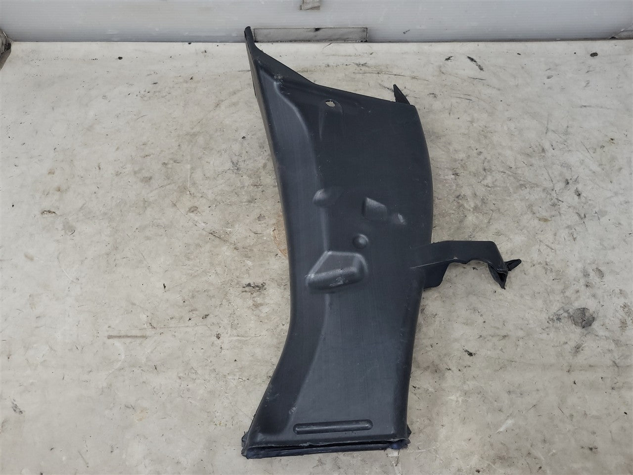 2016 CAMARO RH FRONT BRAKE COOLING DUCT 84010174 34456 - image 1