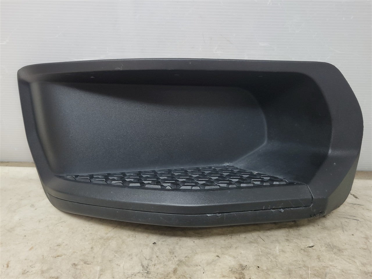 2023 SIERRA RH BUMPER STEP INSERT & PAD OEM 34460 - image 1