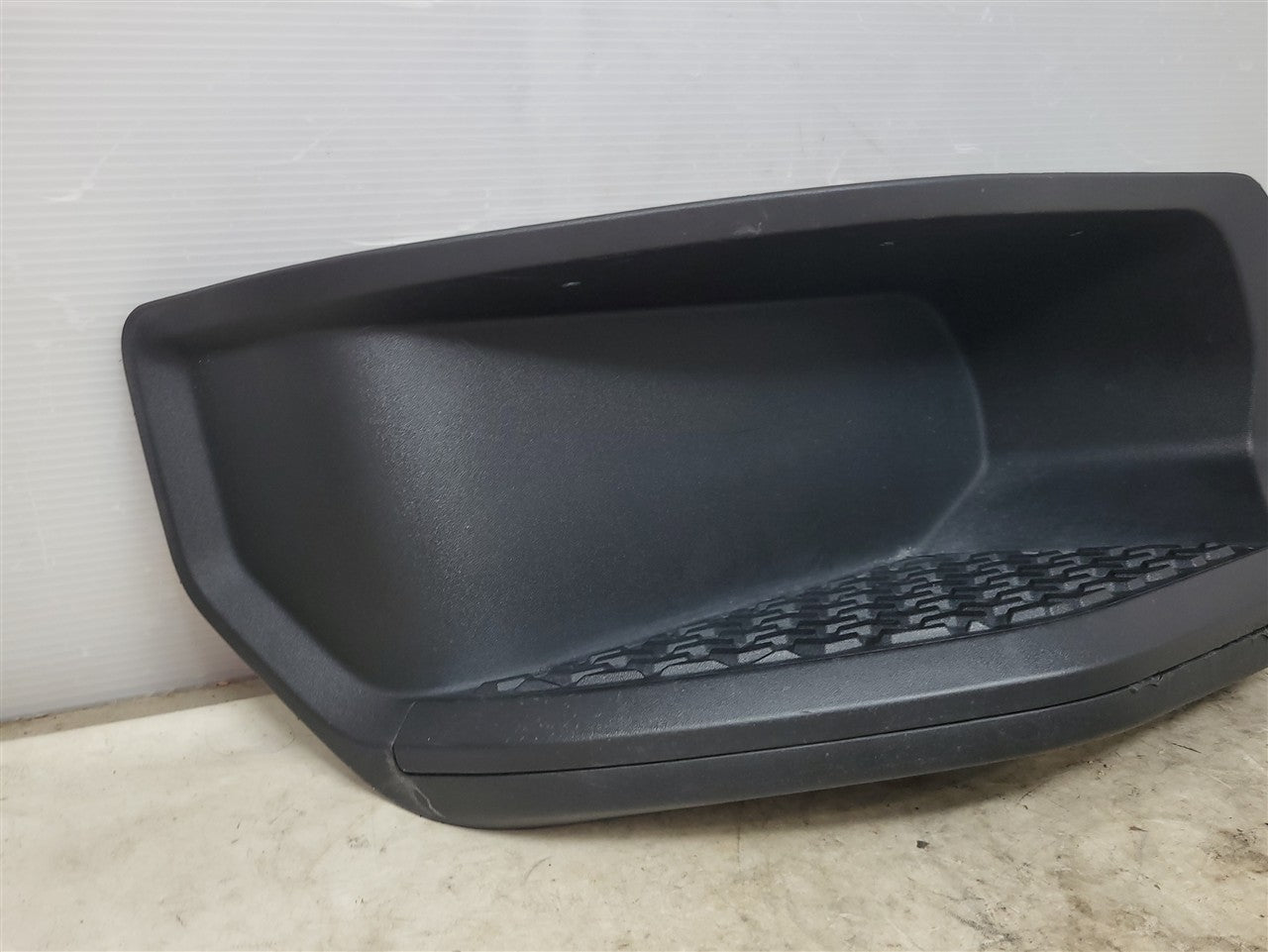 2023 SIERRA RH BUMPER STEP INSERT & PAD OEM 34460 - image 2