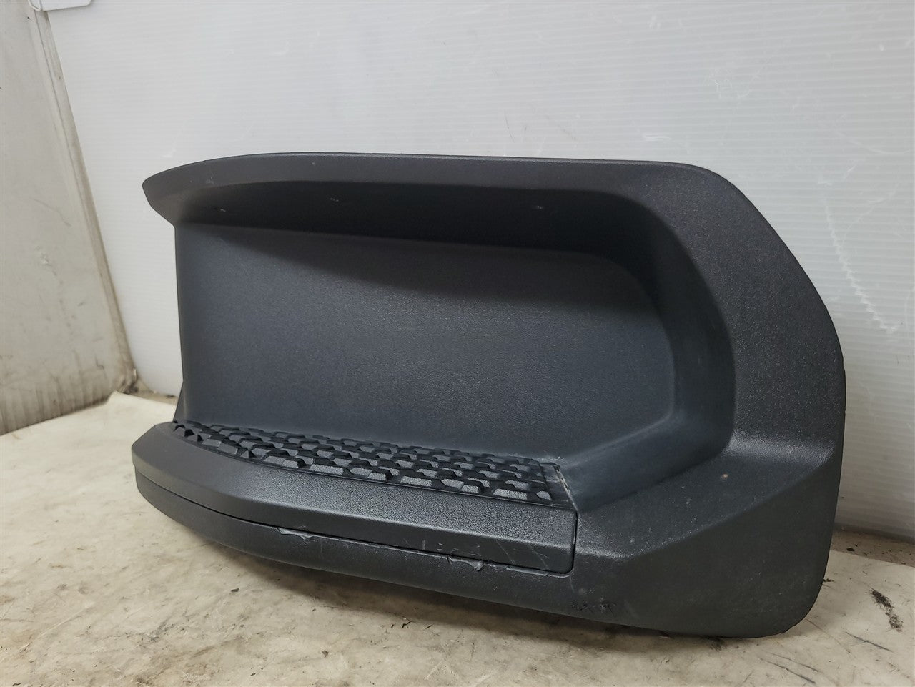 2023 SIERRA RH BUMPER STEP INSERT & PAD OEM 34460 - image 4