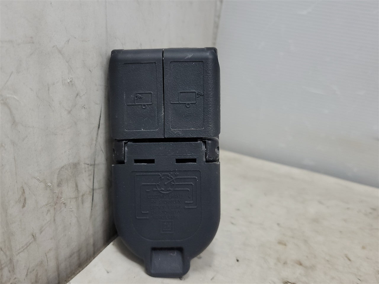 2023 SIERRA 7 PIN TRAILER PLUG DUAL CAMERA PLUGS 34466 - image 1