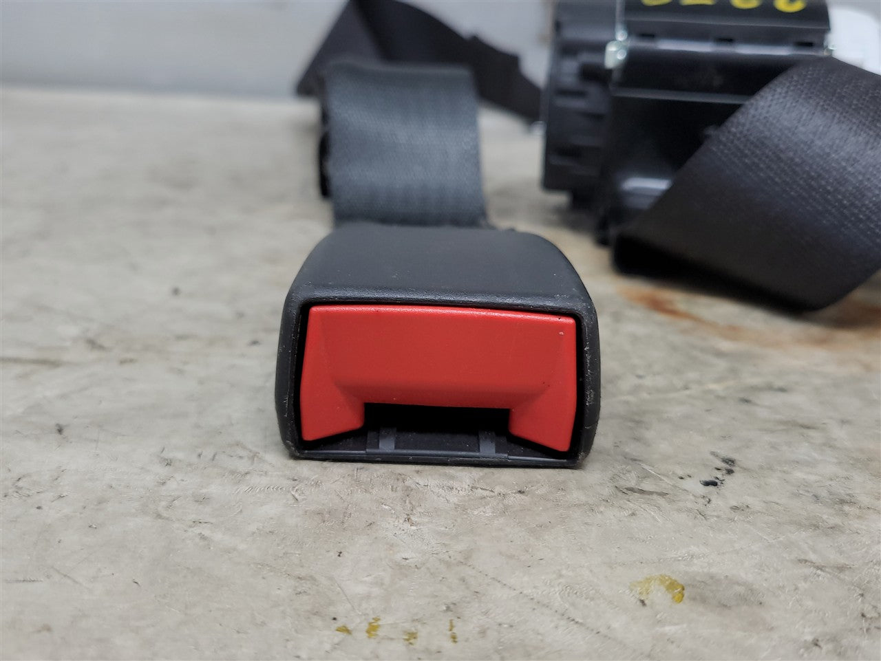 2023 SIERRA REAR CENTER MIDDLE SEAT BELT RETRACTOR BLACK 34468 - image 2
