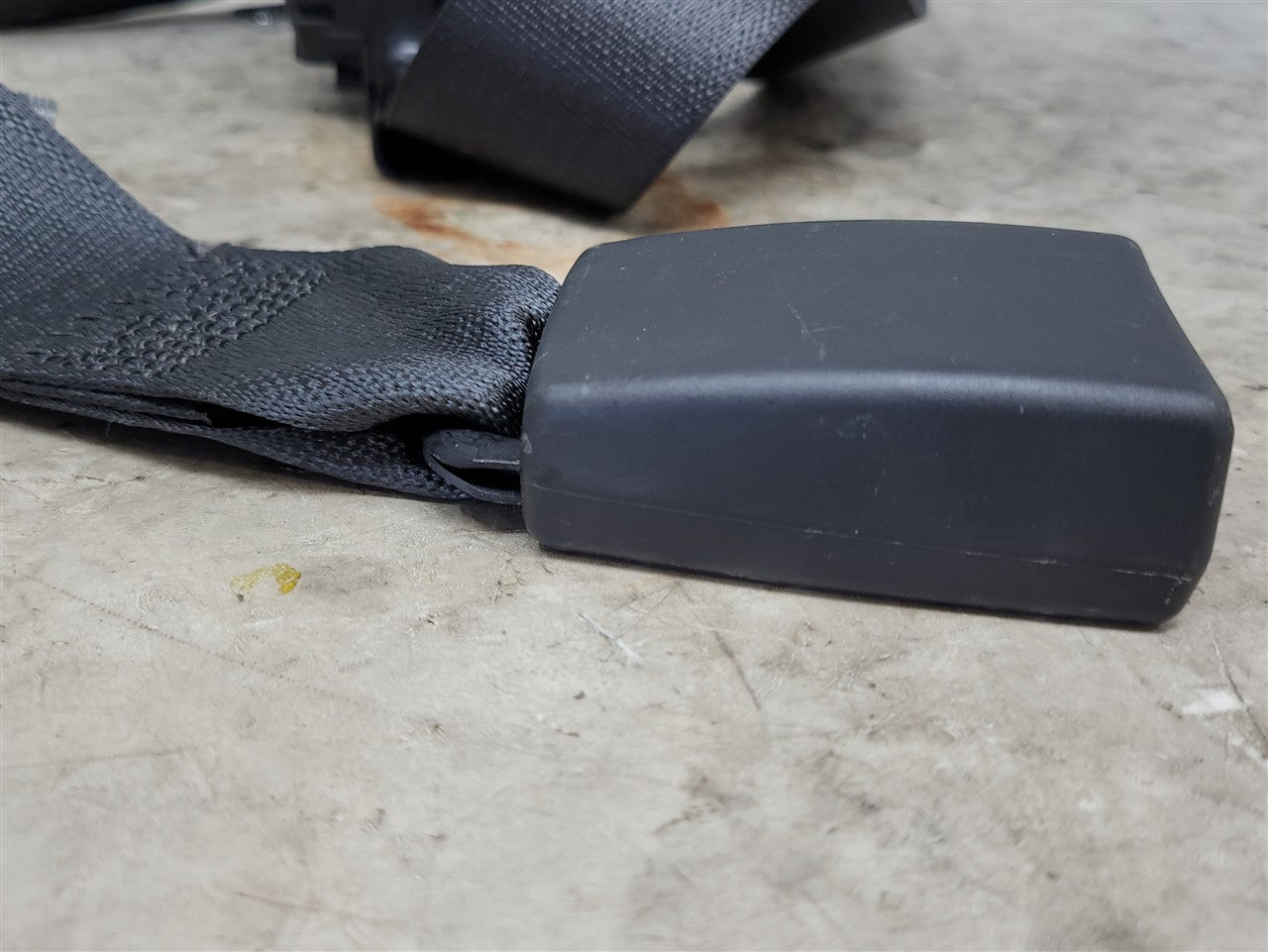 2023 SIERRA REAR CENTER MIDDLE SEAT BELT RETRACTOR BLACK 34468 - image 6