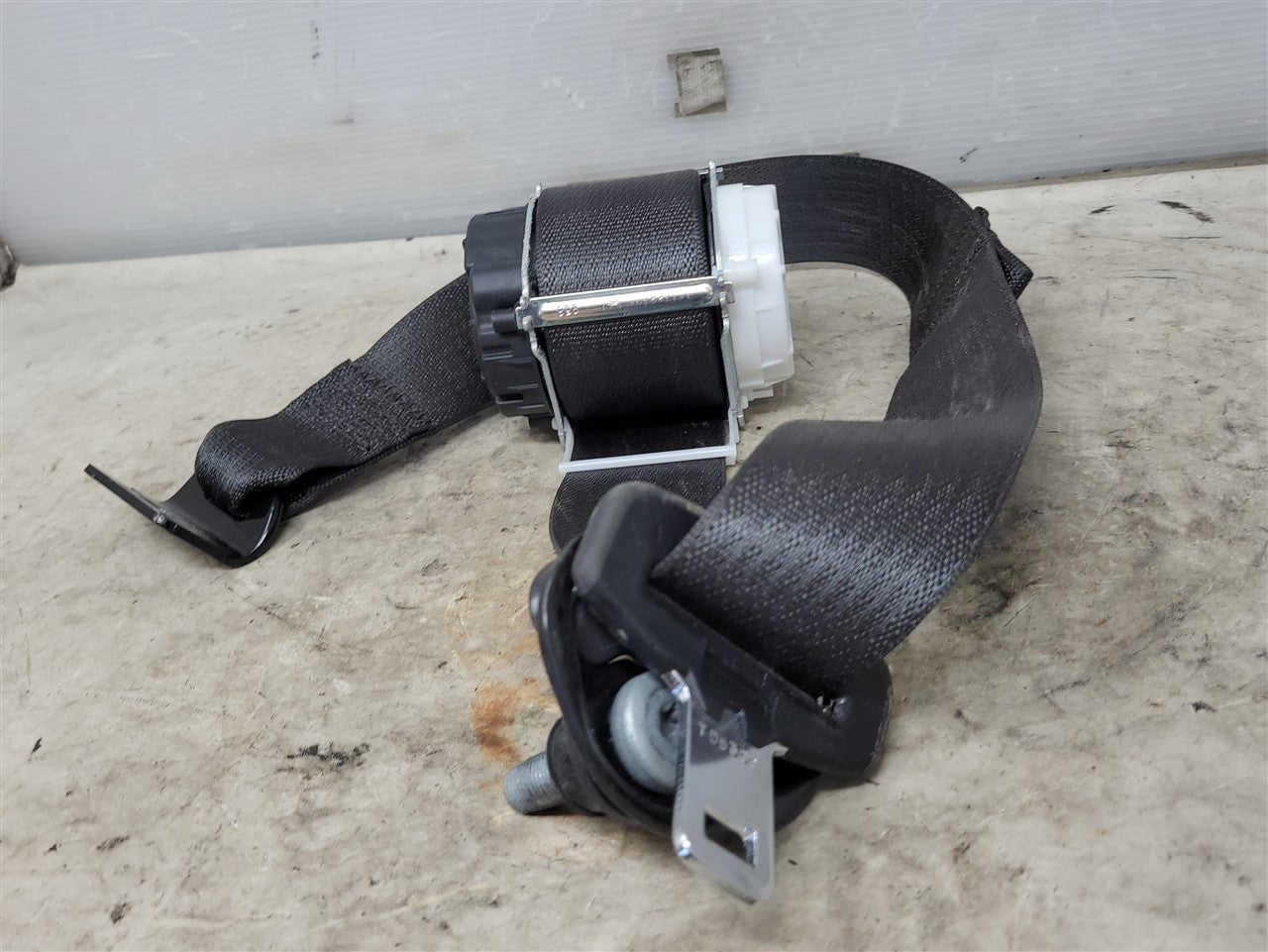 2023 SIERRA REAR DRIVER LH SEAT BELT RETRACTOR BLACK 34469 - image 2