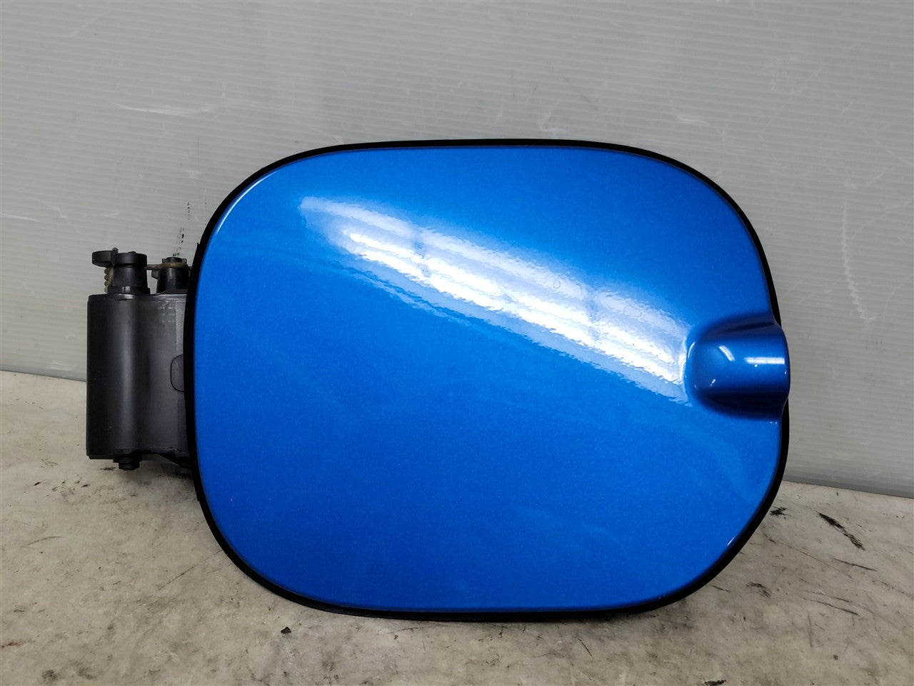 2023 SIERRA GAS TANK FUEL FILLER DOOR BLUE GLT 34470 - image 1