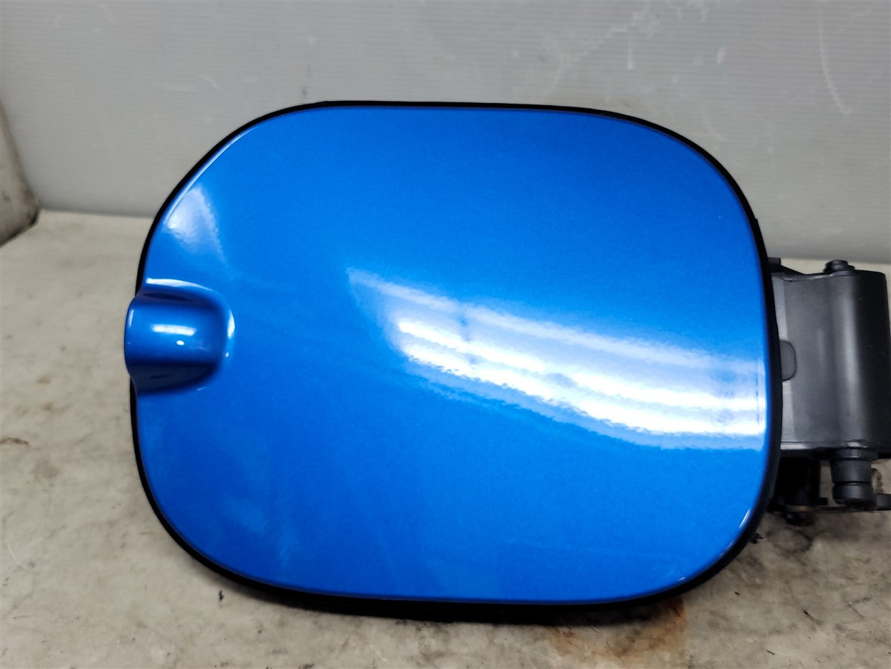 2023 SIERRA GAS TANK FUEL FILLER DOOR BLUE GLT 34470 - image 4