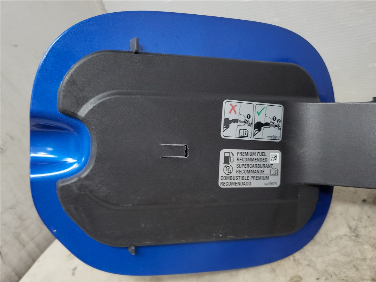 2023 SIERRA GAS TANK FUEL FILLER DOOR BLUE GLT 34470 - image 12