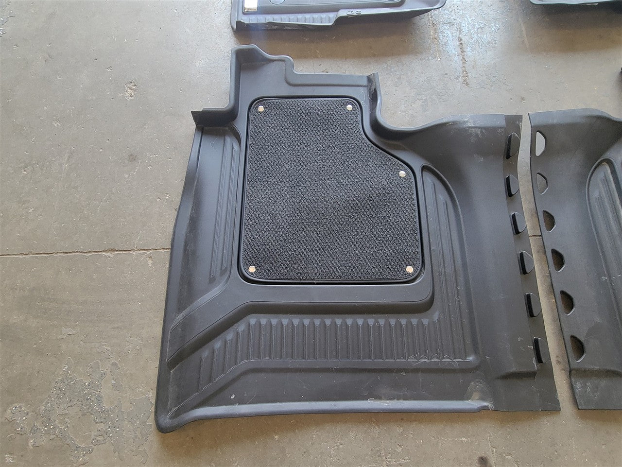 2023 SIERRA OEM FRONT & REAR FLOOR LINERS CARPET 34472 - image 13