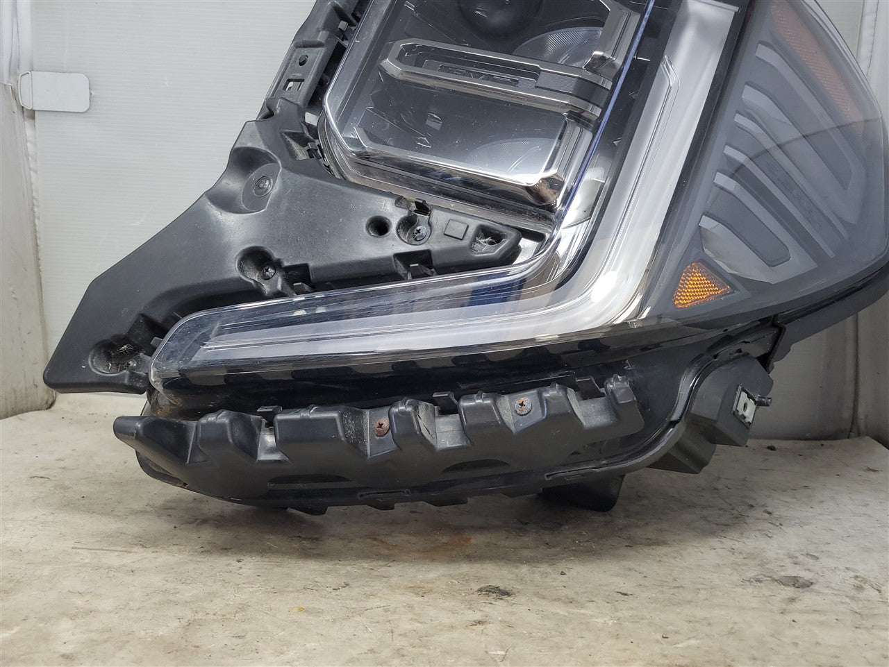 2023 SIERRA OEM LH HEADLIGHT AT4 NO BROKE TABS NICE CONDITION 34474 - image 2