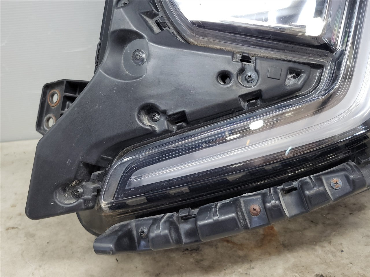2023 SIERRA OEM LH HEADLIGHT AT4 NO BROKE TABS NICE CONDITION 34474 - image 1