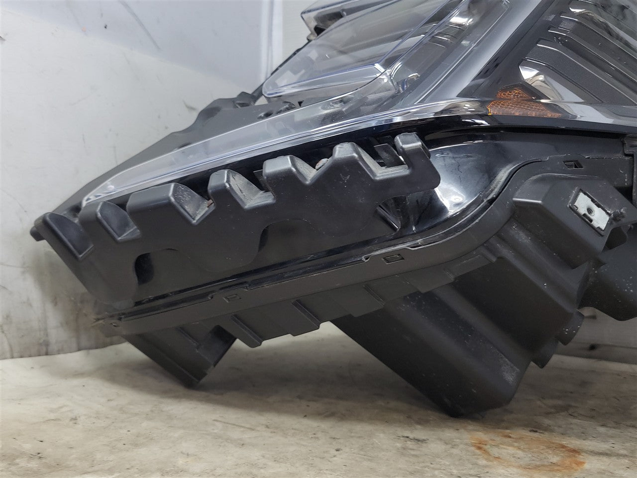 2023 SIERRA OEM LH HEADLIGHT AT4 NO BROKE TABS NICE CONDITION 34474 - image 3