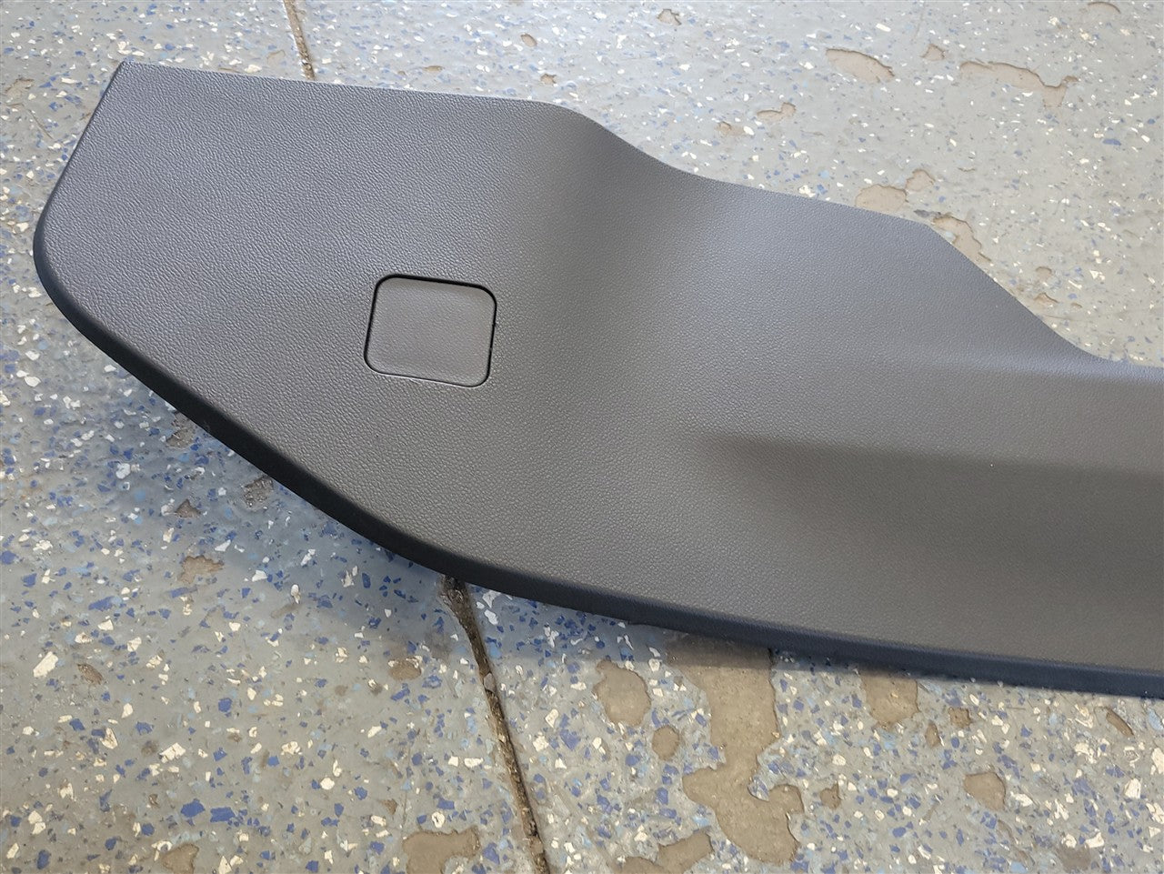2023 SIERRA LH CONSOLE SIDE TRIM BLACK 84718109 34478 - image 4
