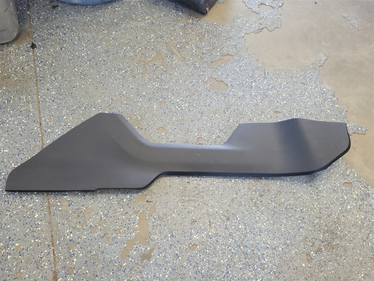 2023 SIERRA RH CONSOLE SIDE TRIM BLACK 84718108 34479 - image 1