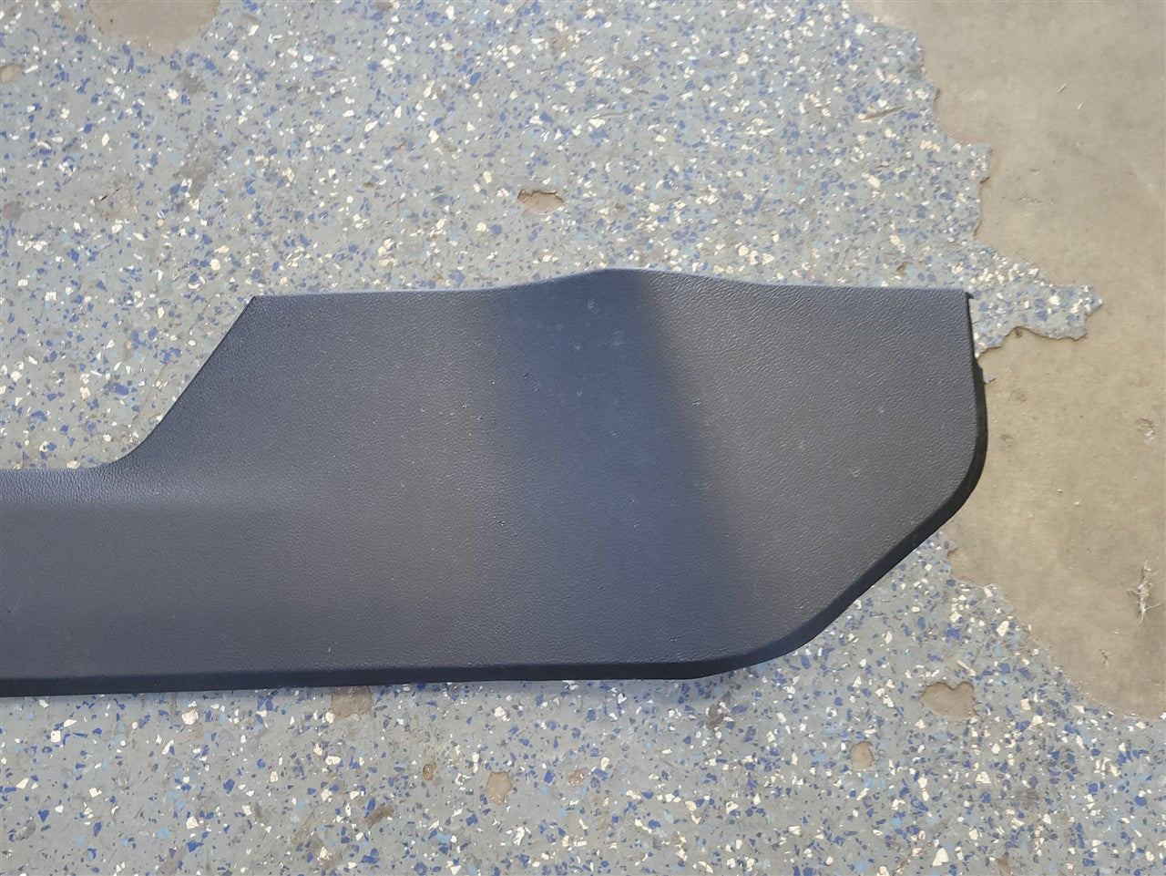 2023 SIERRA RH CONSOLE SIDE TRIM BLACK 84718108 34479 - image 2