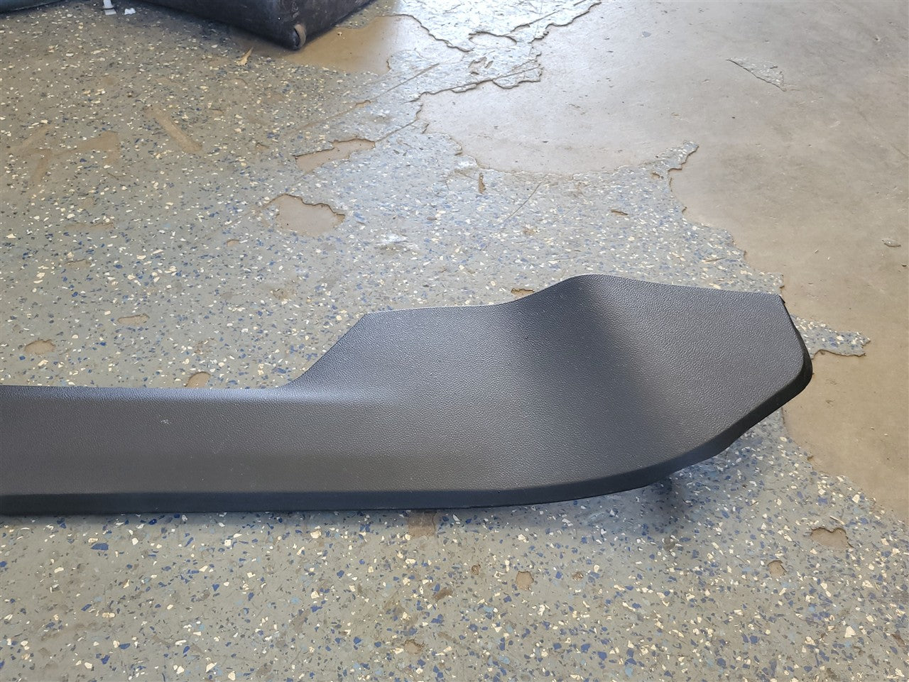 2023 SIERRA RH CONSOLE SIDE TRIM BLACK 84718108 34479 - image 5