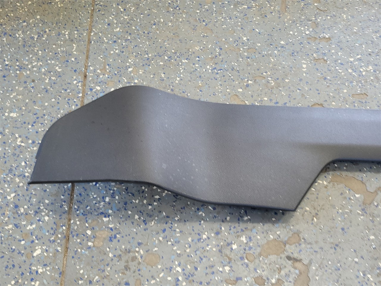 2023 SIERRA RH CONSOLE SIDE TRIM BLACK 84718108 34479 - image 6