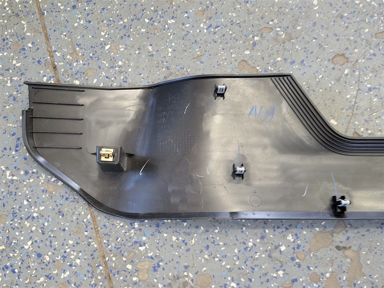 2023 SIERRA RH CONSOLE SIDE TRIM BLACK 84718108 34479 - image 9
