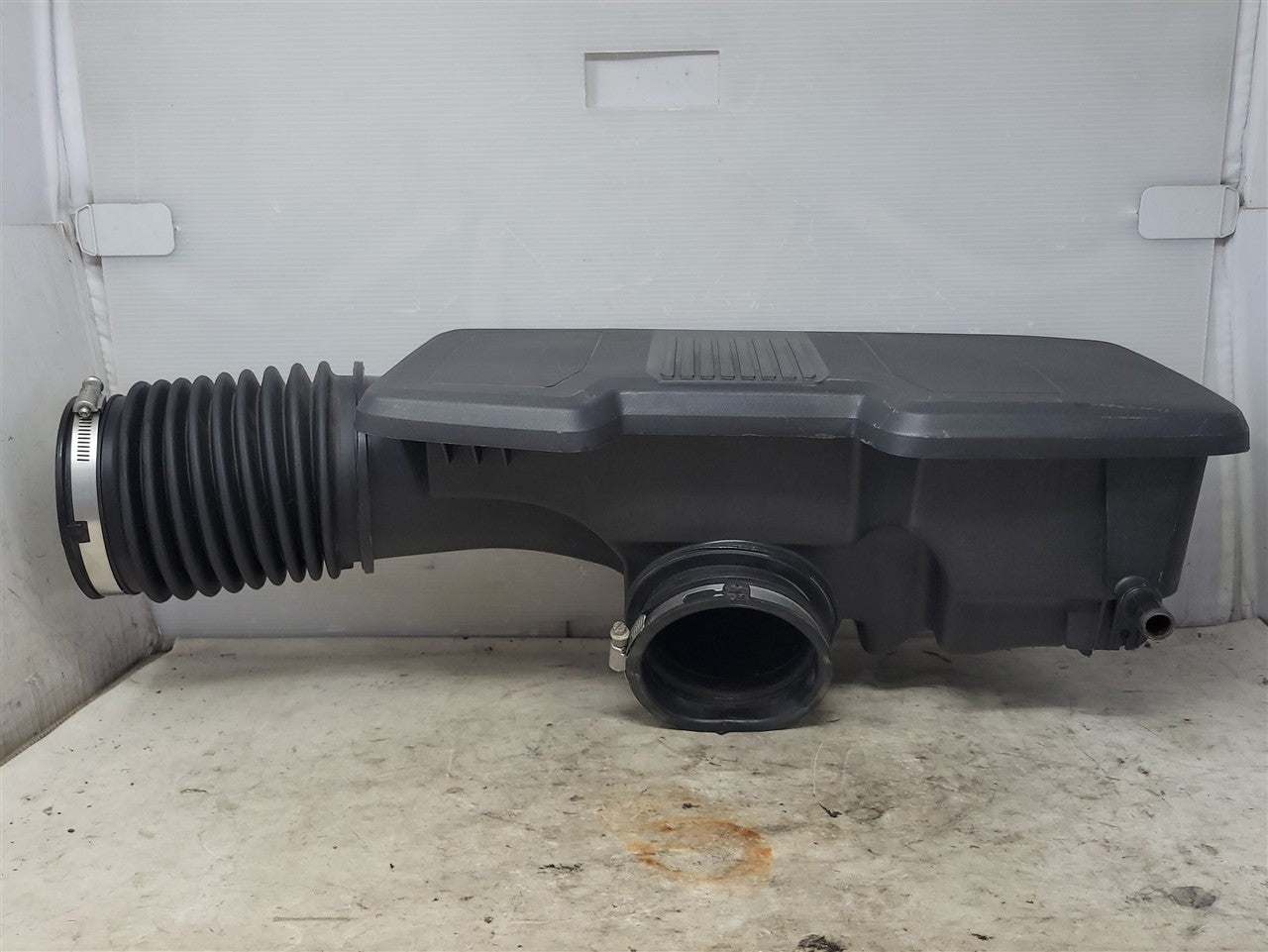 2023 SIERRA AIR CLEANER INTAKE TUBE 84467639 34484 - image 1
