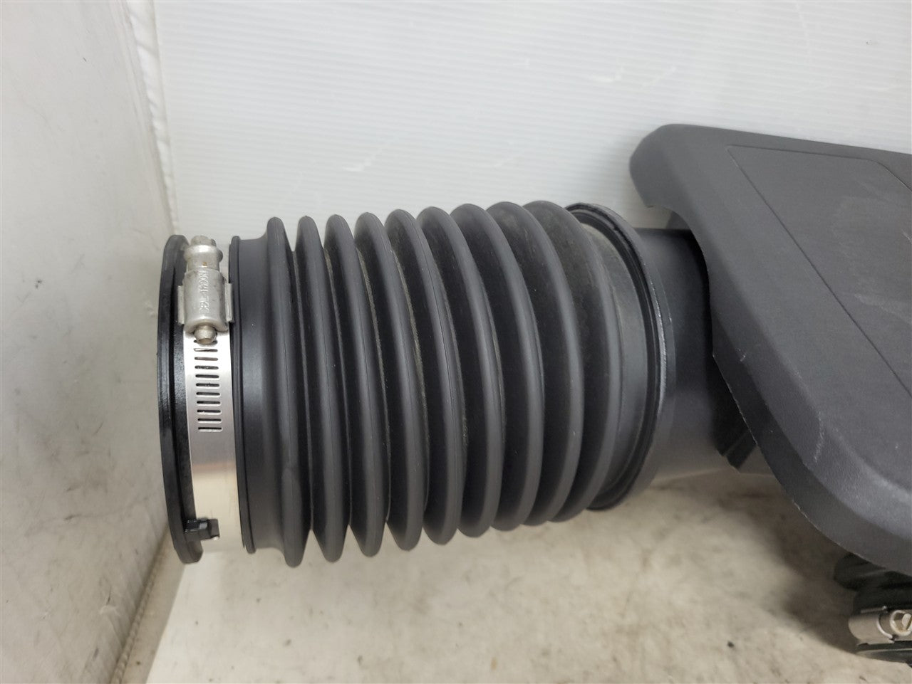 2023 SIERRA AIR CLEANER INTAKE TUBE 84467639 34484 - image 4