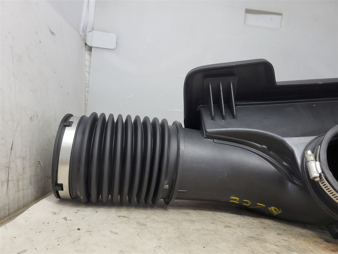 2023 SIERRA AIR CLEANER INTAKE TUBE 84467639 34484 - image 9