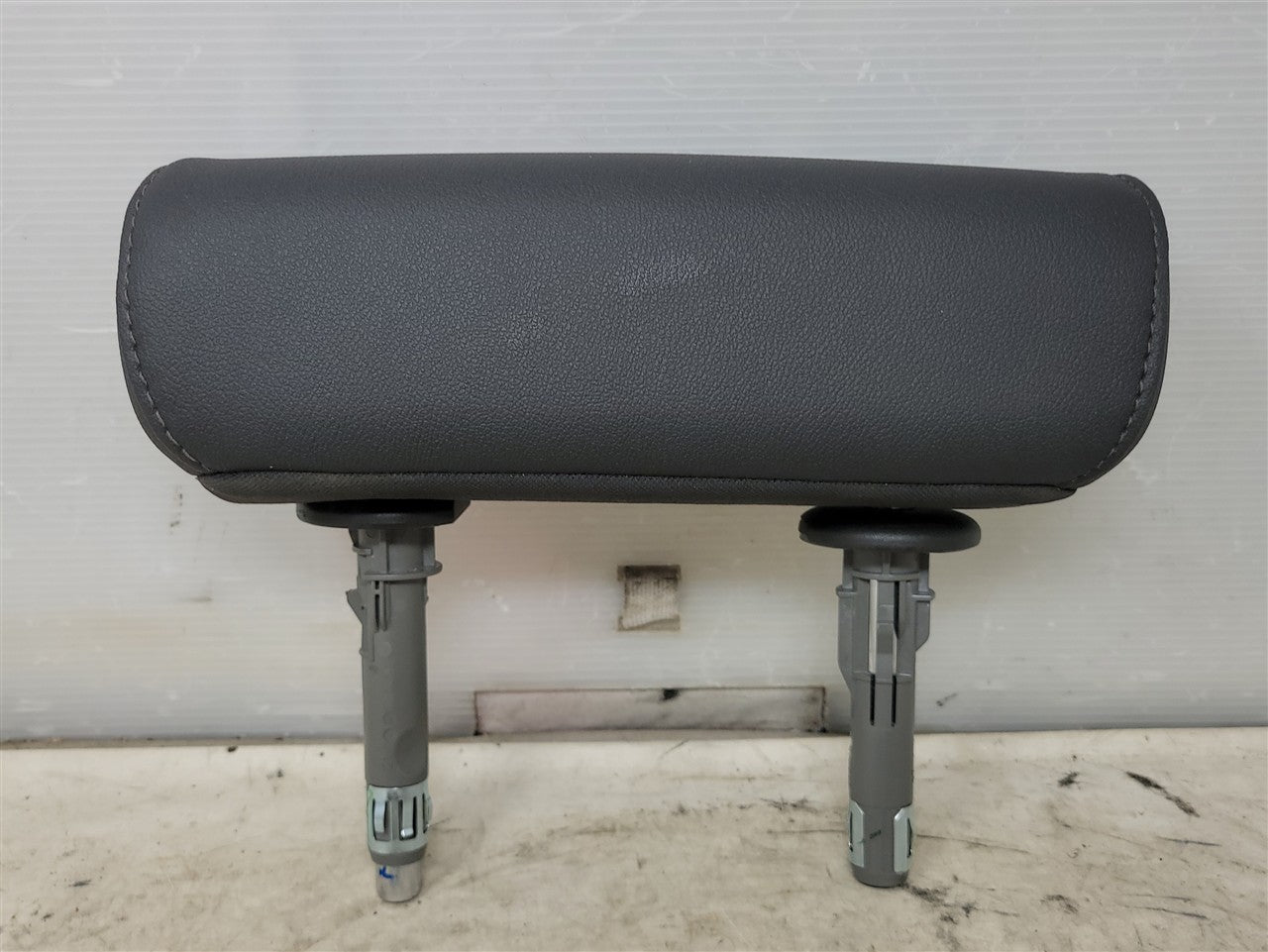 2023 SIERRA AT4 REAR SEAT CENTER MIDDLE HEADREST 34493 - image 1
