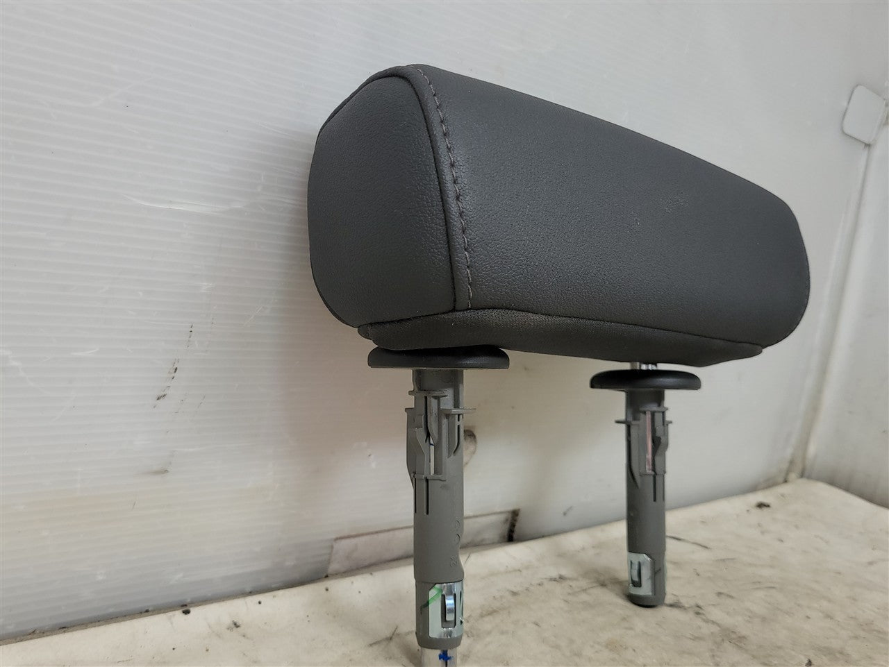 2023 SIERRA AT4 REAR SEAT CENTER MIDDLE HEADREST 34493 - image 3