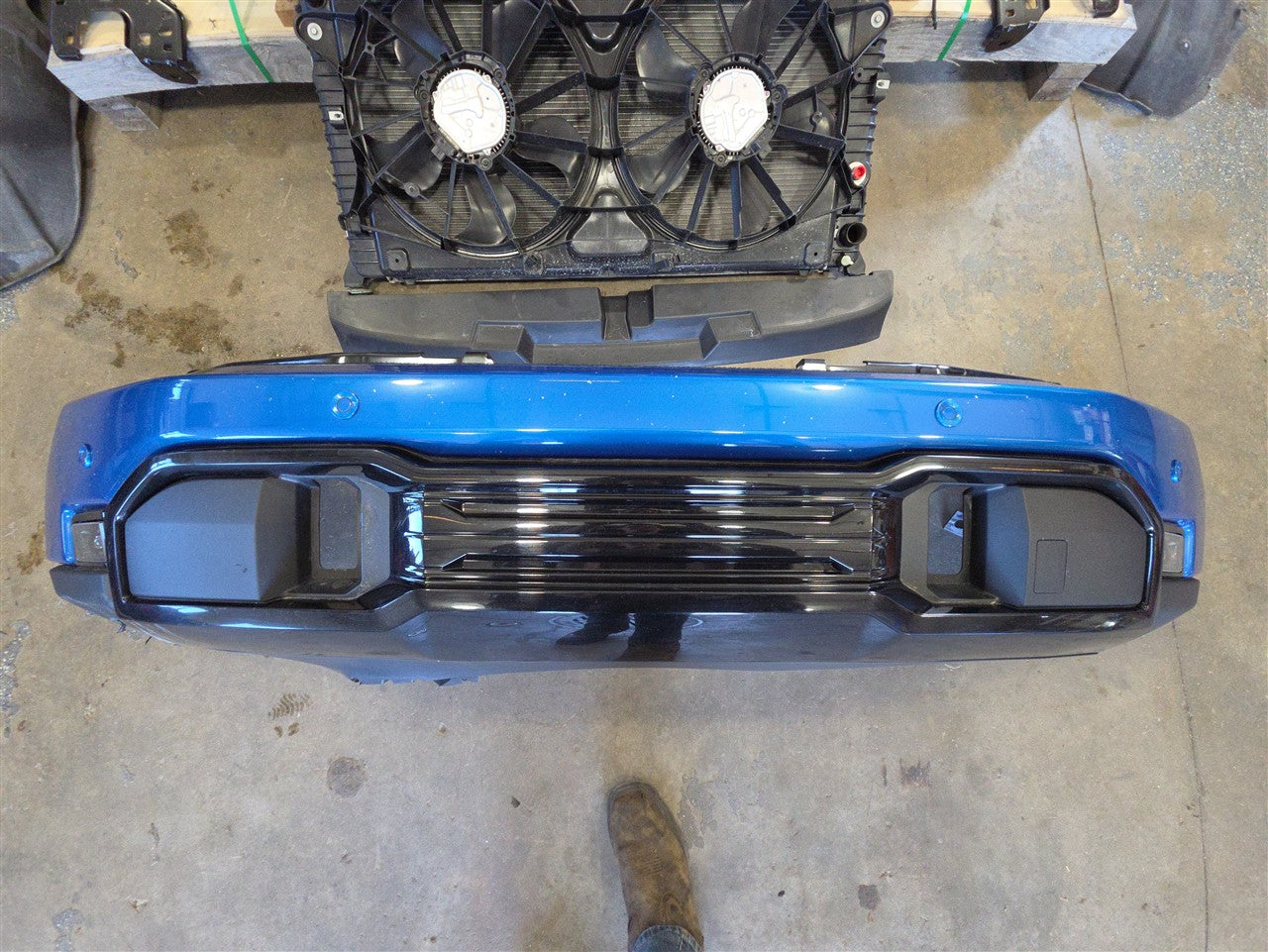 2023 SIERRA FRONT CLIP AT4 BLUE GLT SCRATCHES ON UPPER BUMPER 34494 - image 3