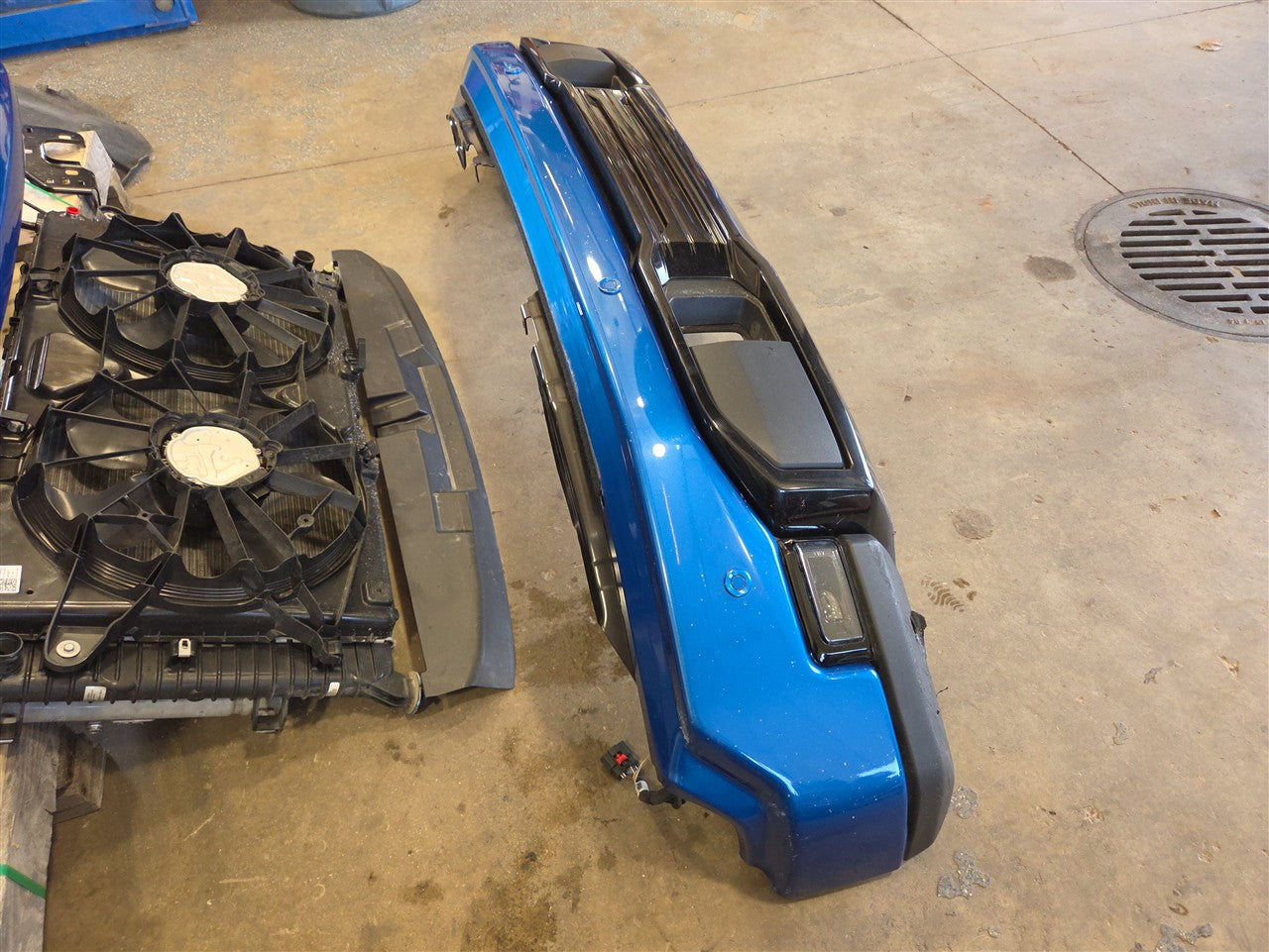 2023 SIERRA FRONT CLIP AT4 BLUE GLT SCRATCHES ON UPPER BUMPER 34494 - image 5