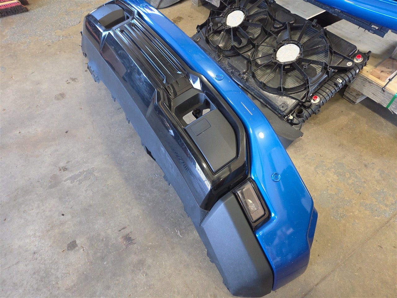 2023 SIERRA FRONT CLIP AT4 BLUE GLT SCRATCHES ON UPPER BUMPER 34494 - image 6