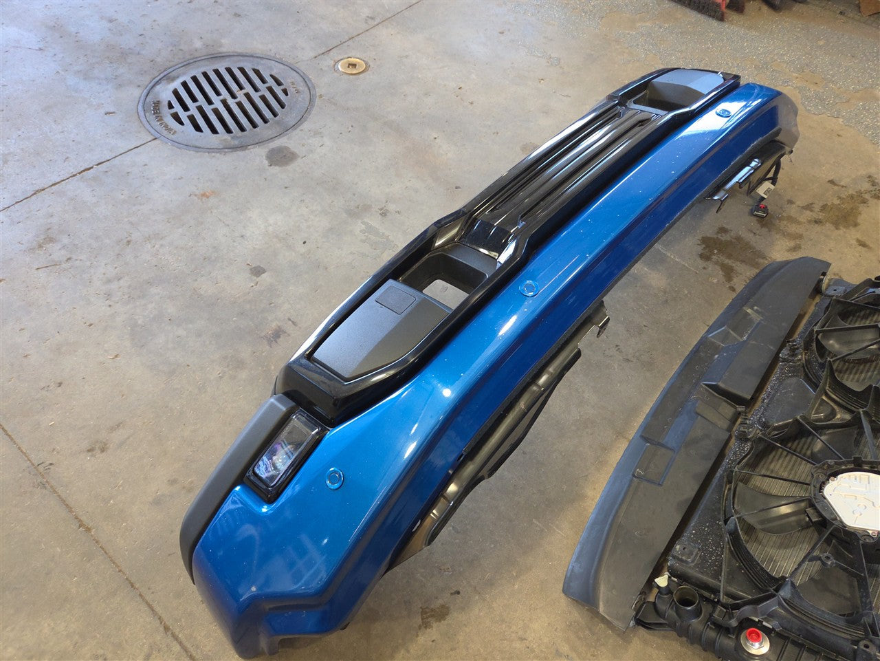 2023 SIERRA FRONT CLIP AT4 BLUE GLT SCRATCHES ON UPPER BUMPER 34494 - image 7