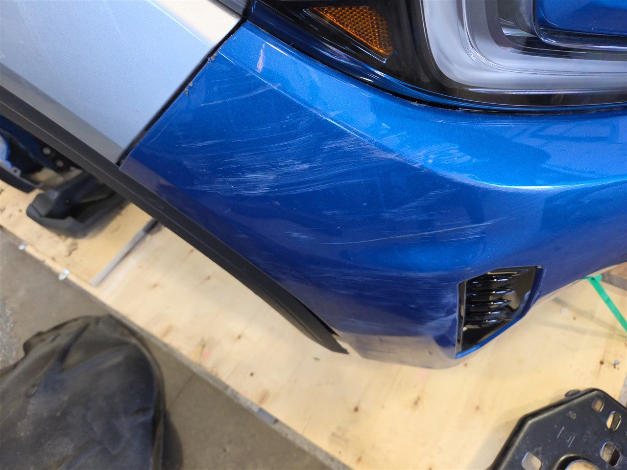 2023 SIERRA FRONT CLIP AT4 BLUE GLT SCRATCHES ON UPPER BUMPER 34494 - image 13