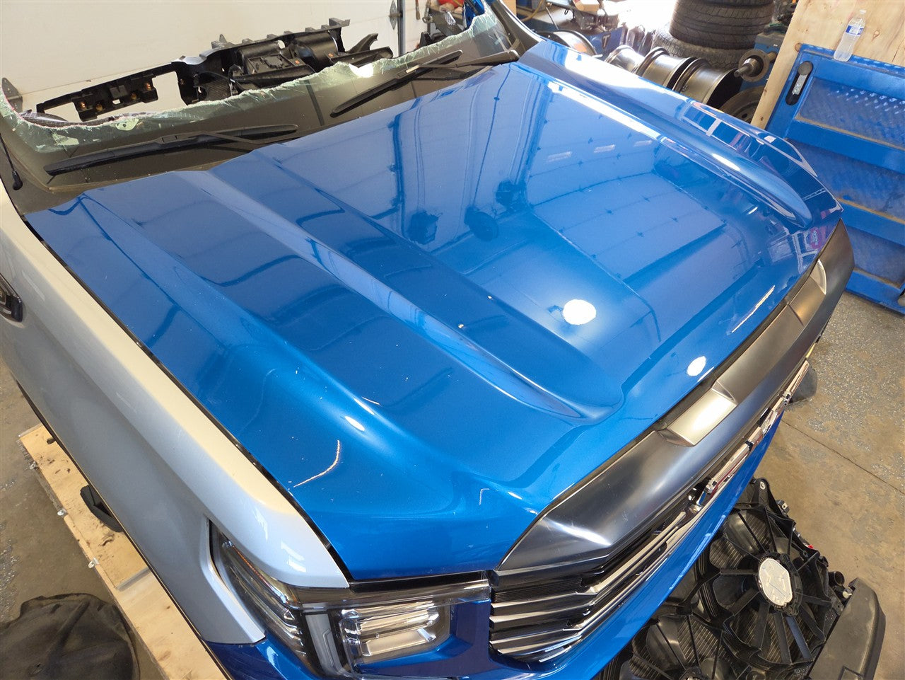 2023 SIERRA FRONT CLIP AT4 BLUE GLT SCRATCHES ON UPPER BUMPER 34494 - image 16