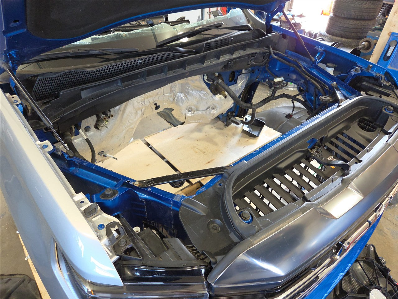 2023 SIERRA FRONT CLIP AT4 BLUE GLT SCRATCHES ON UPPER BUMPER 34494 - image 27