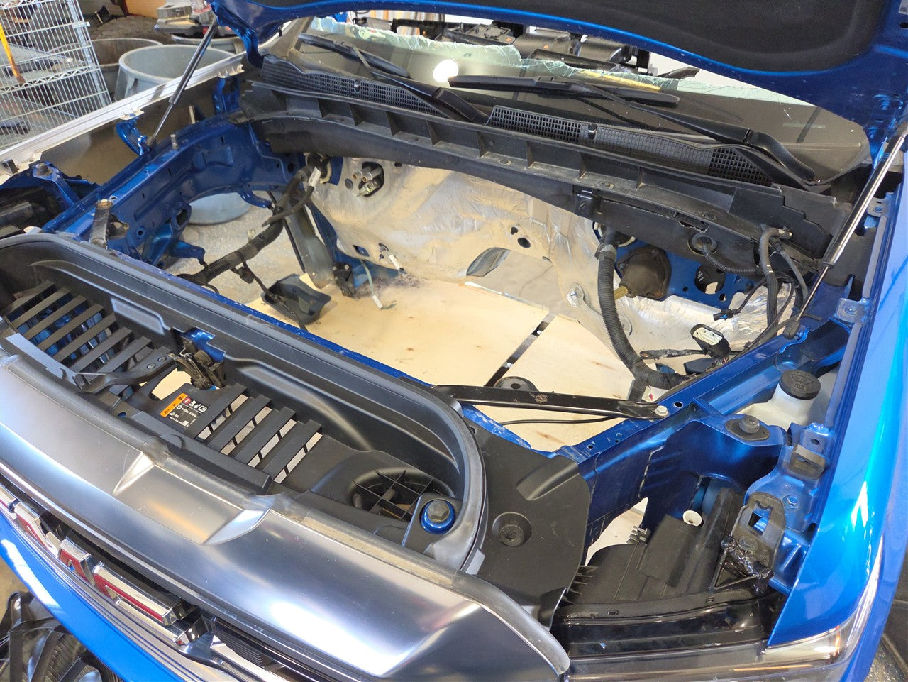 2023 SIERRA FRONT CLIP AT4 BLUE GLT SCRATCHES ON UPPER BUMPER 34494 - image 29