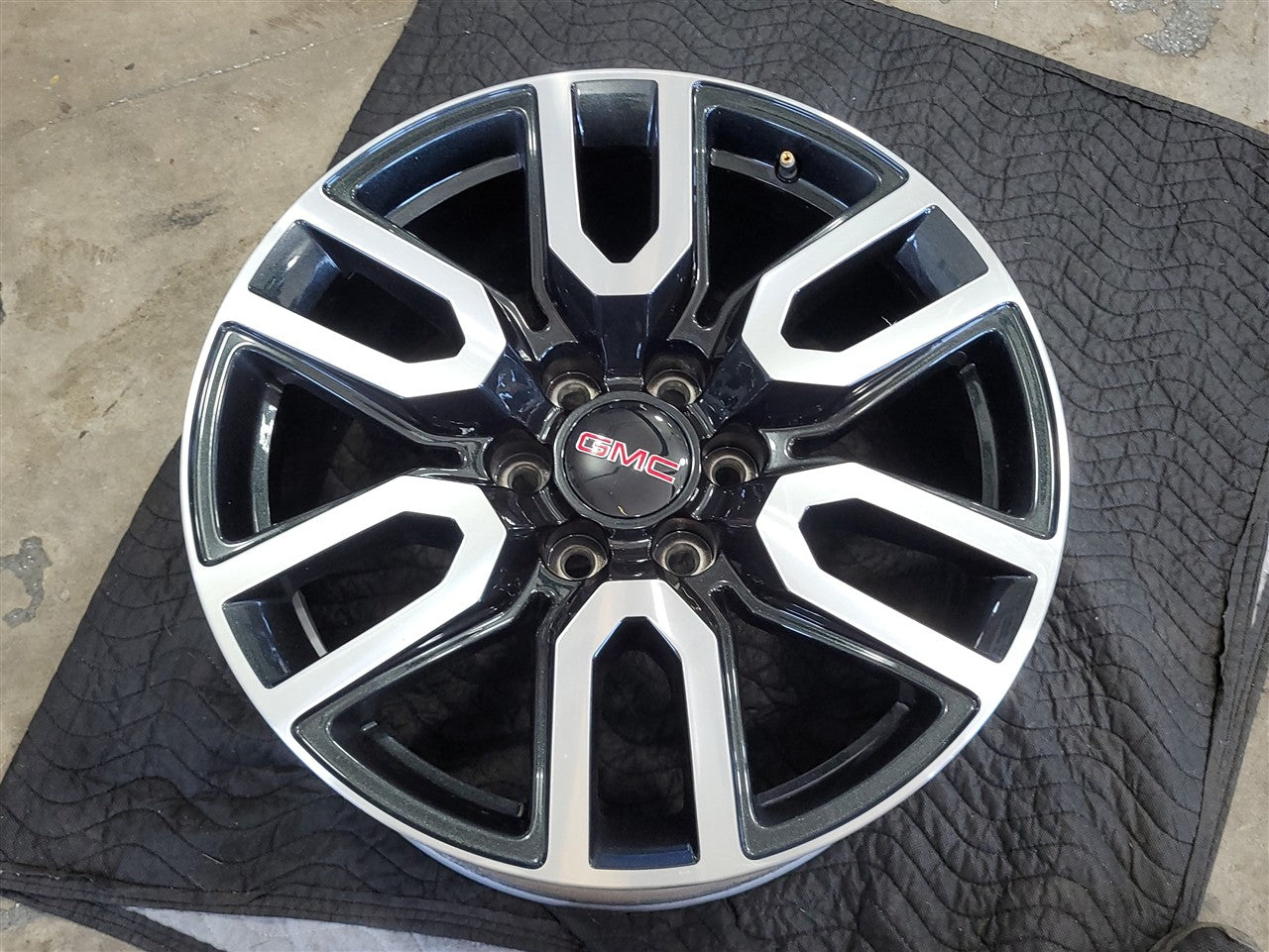 Used OEM 2023 SIERRA AT4 20" WHEEL BLACK WITH MACHINED FACE 23376228, actual item photo 1