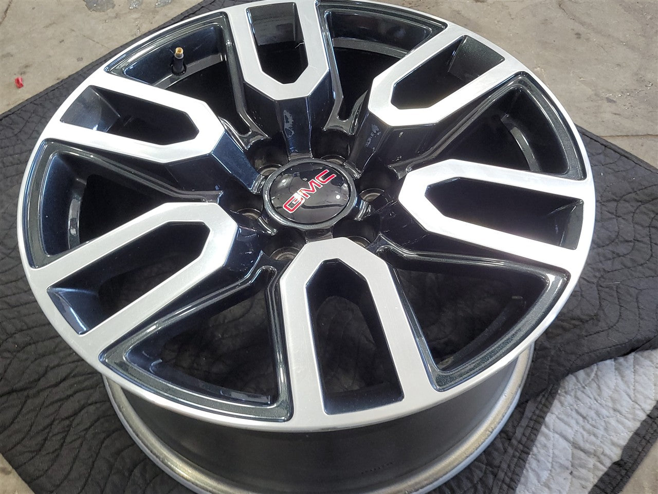 Used OEM 2023 SIERRA AT4 20" WHEEL BLACK WITH MACHINED FACE 23376228, actual item photo 3