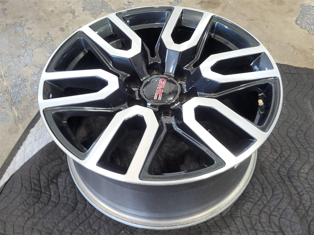 Used OEM 2023 SIERRA AT4 20" WHEEL BLACK WITH MACHINED FACE 23376228, actual item photo 6