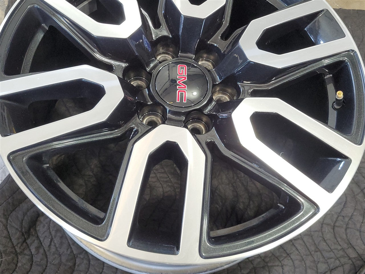 Used OEM 2023 SIERRA AT4 20" WHEEL BLACK WITH MACHINED FACE 23376228, actual item photo 10
