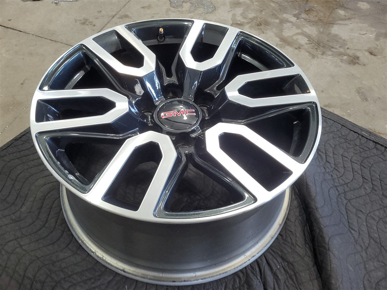 Used OEM 2023 SIERRA AT4 20" WHEEL BLACK WITH MACHINED FACE 23376228, actual item photo 2