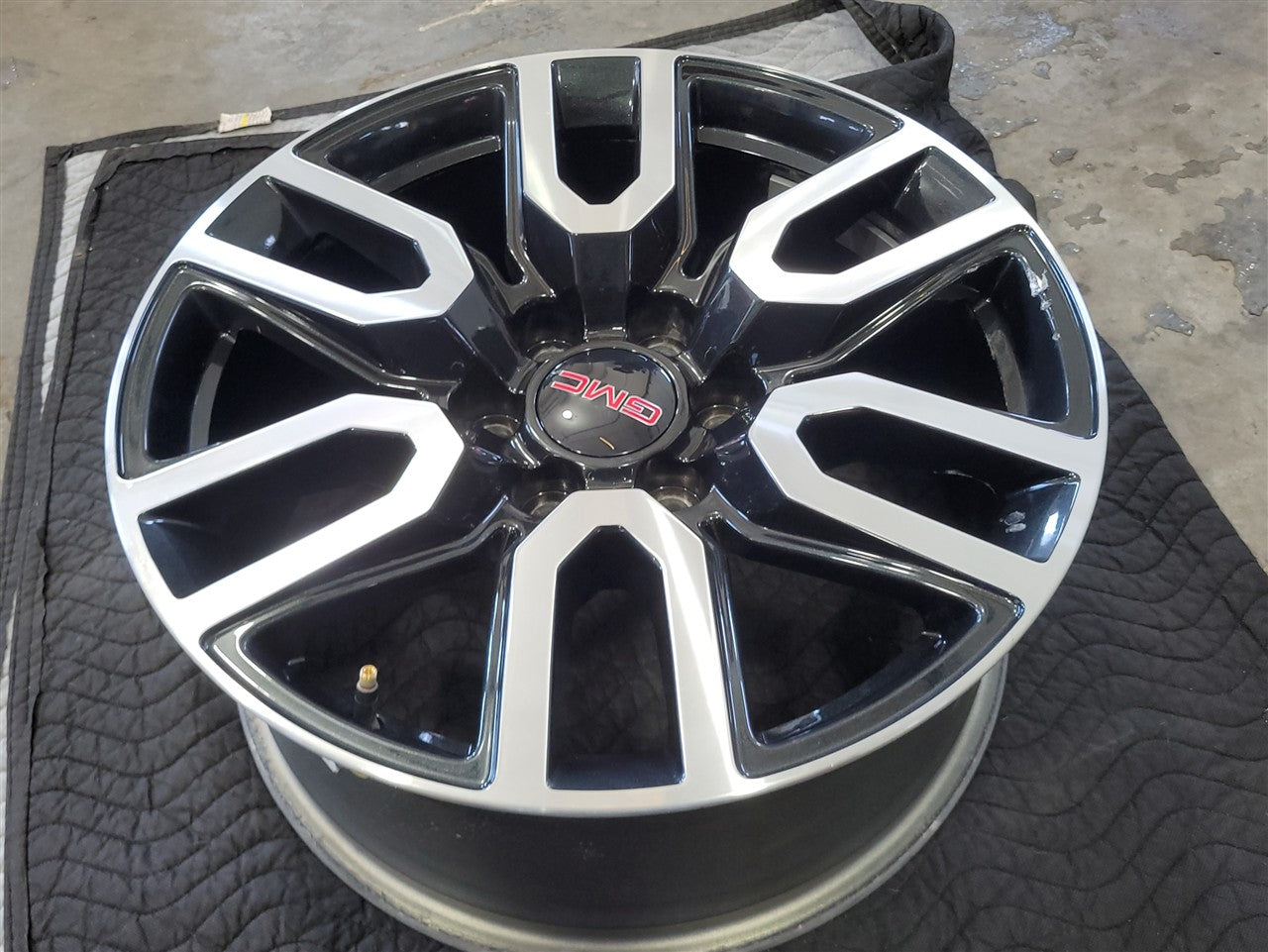 Used OEM 2023 SIERRA AT4 20" WHEEL BLACK WITH MACHINED FACE 23376228, actual item photo 7