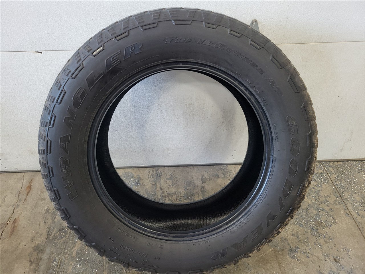 Used OEM 2023 SIERRA WRANGLER TRAILRUNNER AT 275/60R20 8/32" 0223, actual item photo 1