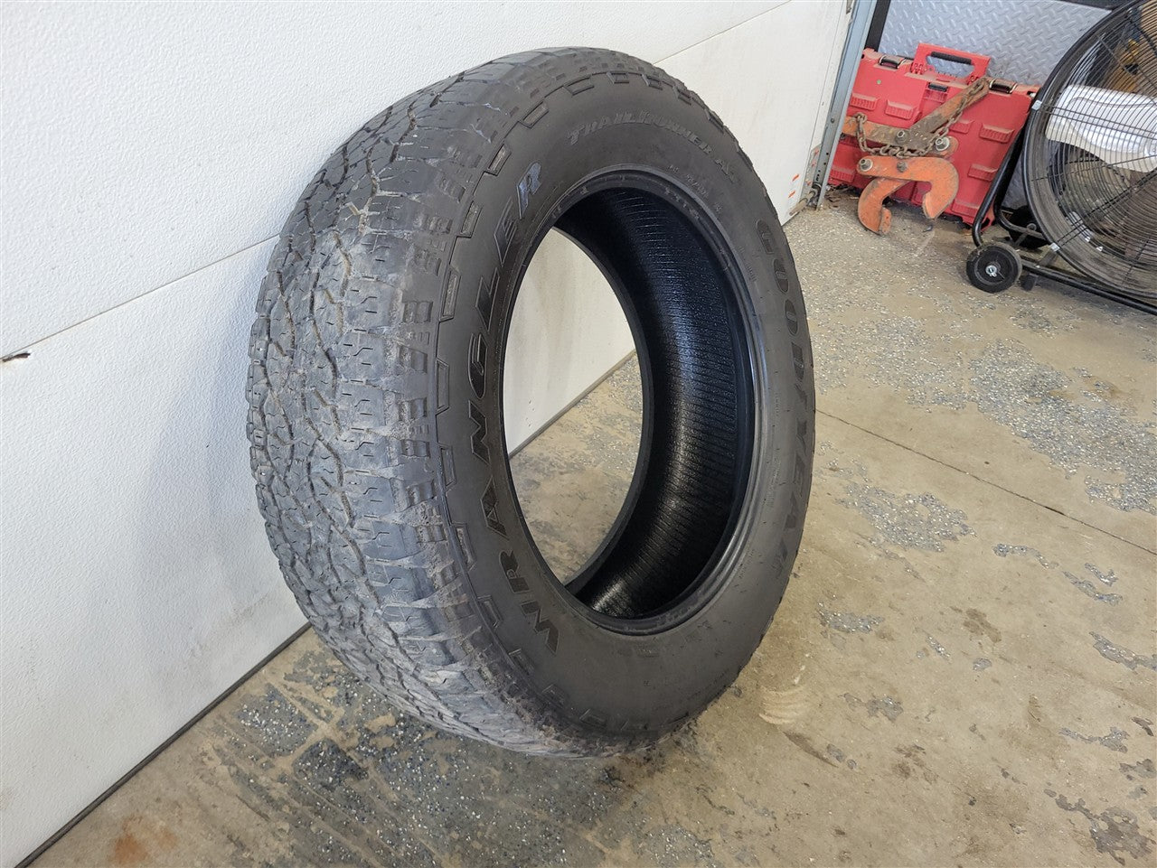 Used OEM 2023 SIERRA WRANGLER TRAILRUNNER AT 275/60R20 8/32" 0223, actual item photo 3