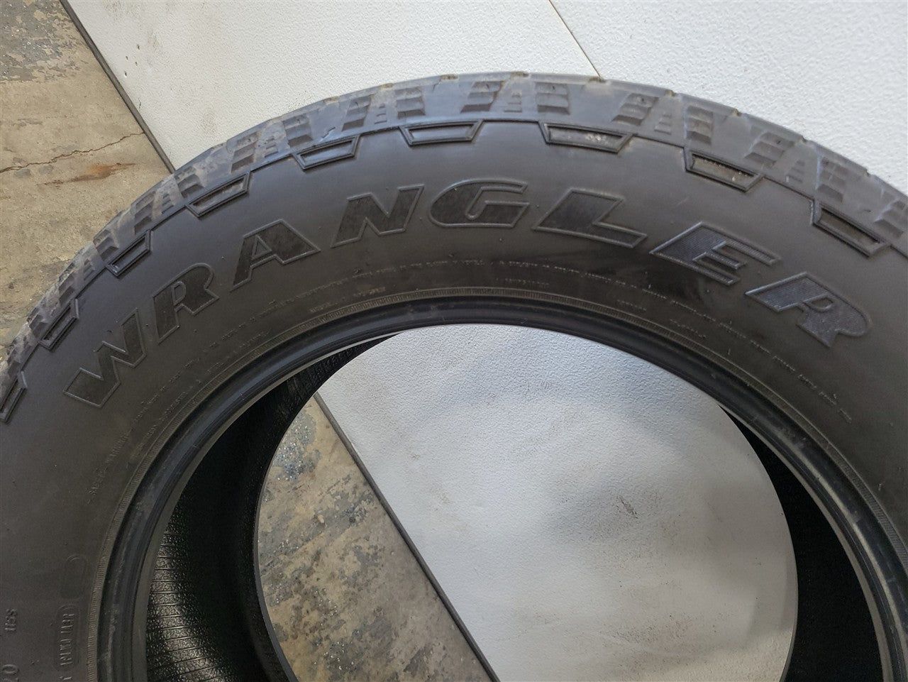 Used OEM 2023 SIERRA WRANGLER TRAILRUNNER AT 275/60R20 8/32" 0223, actual item photo 4