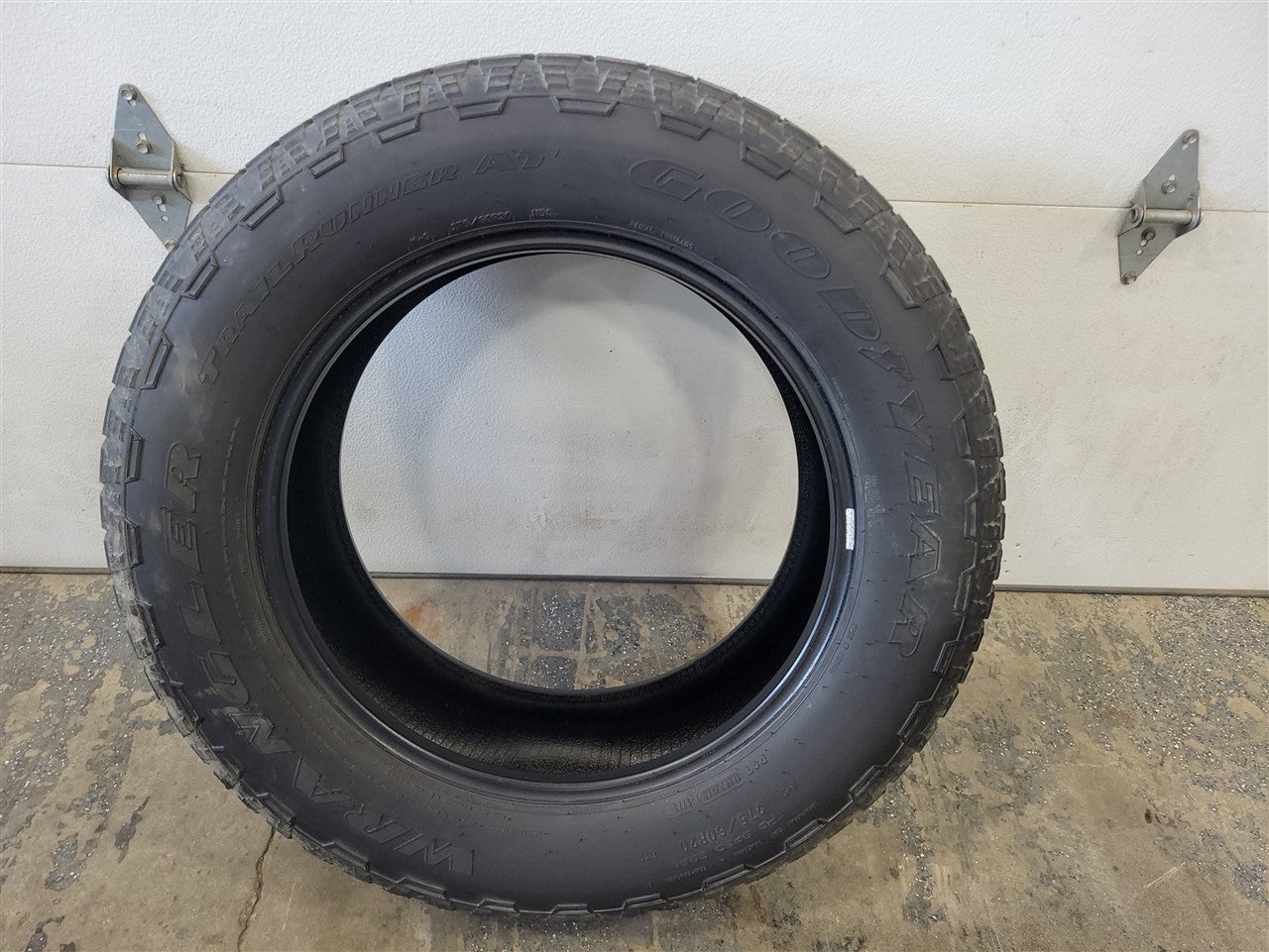 Used OEM 2023 SIERRA WRANGLER TRAILRUNNER AT 275/60R20 8/32" 0223, actual item photo 8